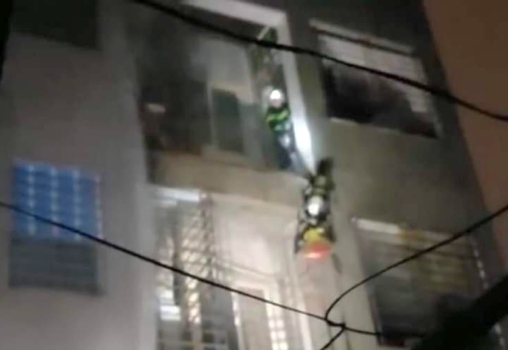 Xúc động hình ảnh lính cứu hỏa trắng đêm chữa cháy chung cư ở Thanh Xuân - Ảnh 6