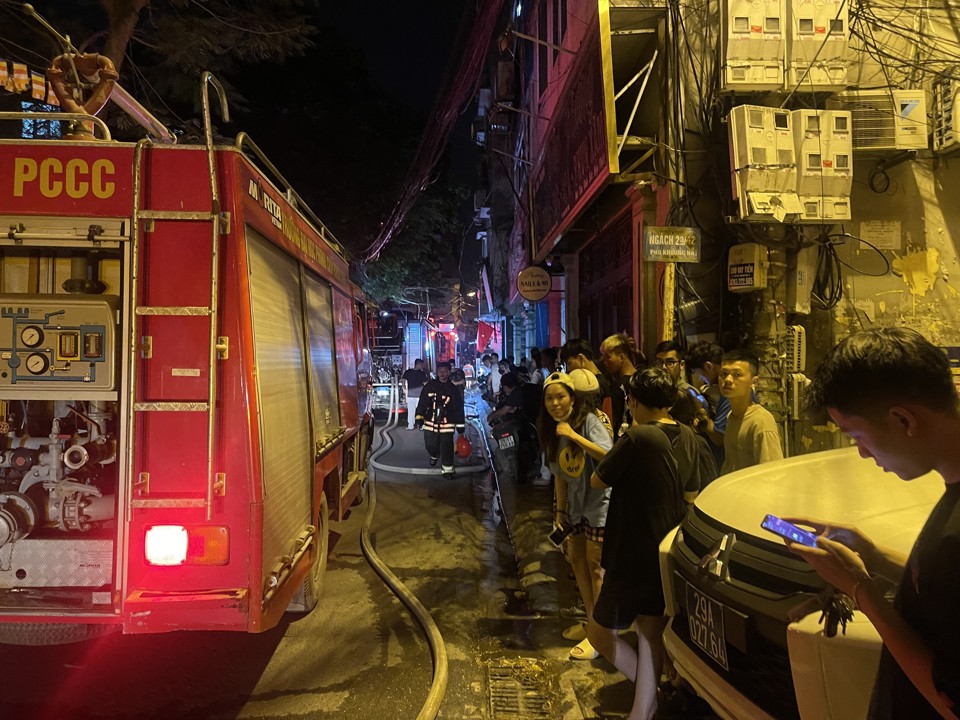 Cháy chung cư ở Thanh Xuân, hàng trăm cảnh sát xuyên đêm cứu nạn, cứu hộ - Ảnh 2
