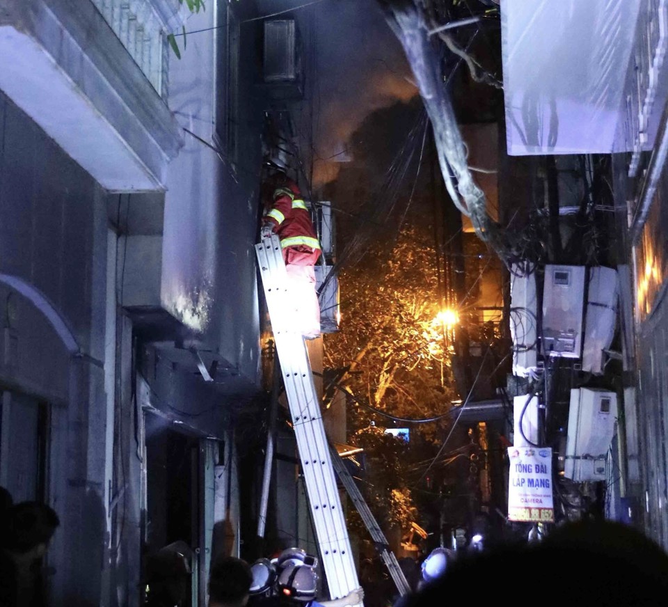 Cháy chung cư ở Thanh Xuân, hàng trăm cảnh sát xuyên đêm cứu nạn, cứu hộ - Ảnh 4