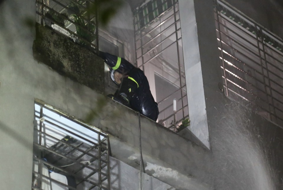 Xúc động hình ảnh lính cứu hỏa trắng đêm chữa cháy chung cư ở Thanh Xuân - Ảnh 2