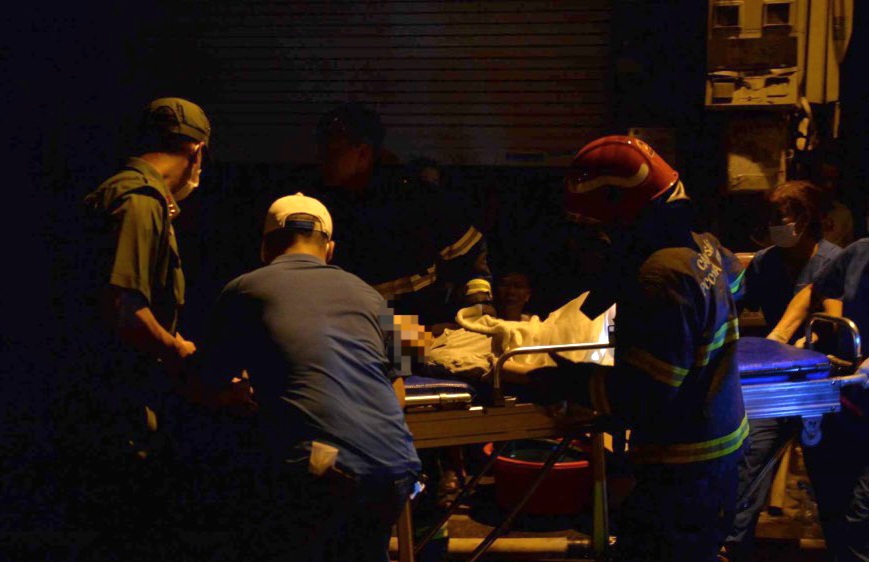 Xúc động hình ảnh lính cứu hỏa trắng đêm chữa cháy chung cư ở Thanh Xuân - Ảnh 7