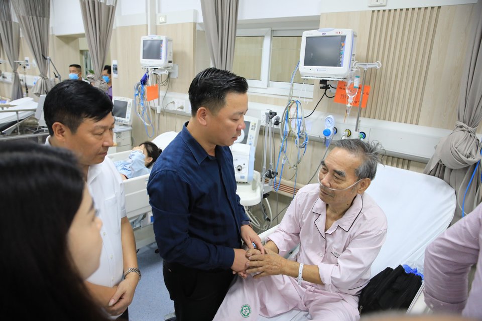 Ph&oacute; Chủ tịch Thường trực Ủy ban Mặt trận Tổ quốc Việt Nam TP H&agrave; Nội Nguyễn Sỹ Trường chia sẻ với những đau thương của những nạn nh&acirc;n đang được điều trị tại Bệnh viện Bạch Mai
