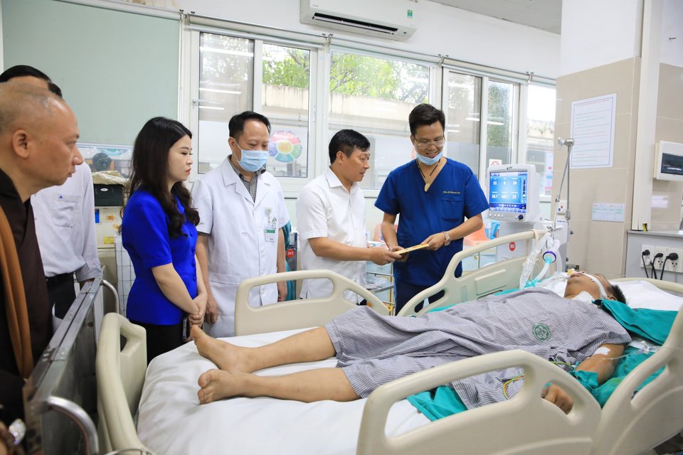 Ph&oacute; Chủ tịch Ủy ban Mặt trận Tổ quốc Việt Nam TP H&agrave; Nội Phạm Anh Tuấn thăm hỏi nạn nh&acirc;n đang được điều trị tại Bệnh viện Bạch Mai