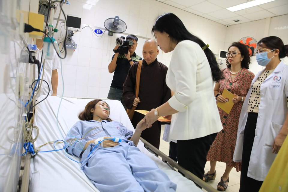 Chủ tịch Ủy ban Mặt trận Tổ quốc Việt Nam TP H&agrave; Nội Nguyễn Lan Hương thăm hỏi, động vi&ecirc;n nạn nh&acirc;n đang được điều trị tại Bệnh viện Đống Đa&nbsp;