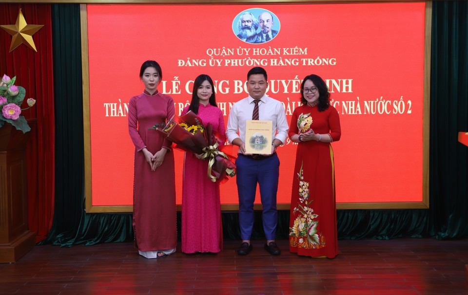 B&iacute; thư Đảng ủy phường H&agrave;ng Trống Trịnh Ngọc Tr&acirc;m trao&nbsp;quyết định th&agrave;nh lập chi bộ Doanh nghiệp ngo&agrave;i khu vực Nh&agrave; nước số 2.