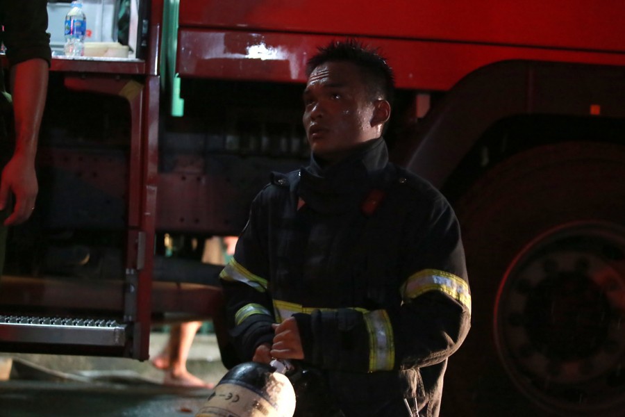 Xúc động hình ảnh lính cứu hỏa trắng đêm chữa cháy chung cư ở Thanh Xuân - Ảnh 8
