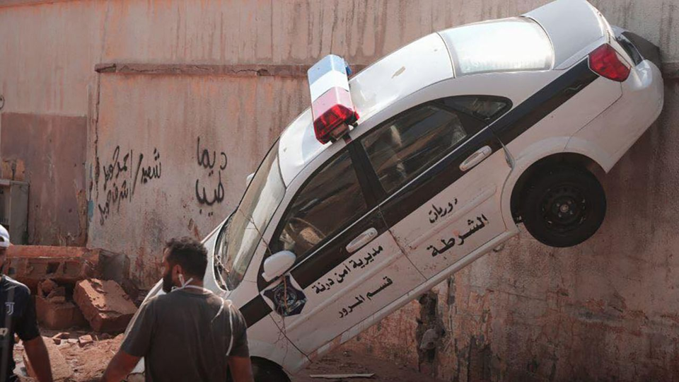 Xe cảnh s&aacute;t bị hư hỏng ở Derna, Libya, ng&agrave;y 11/9/2023. Ảnh: CNN