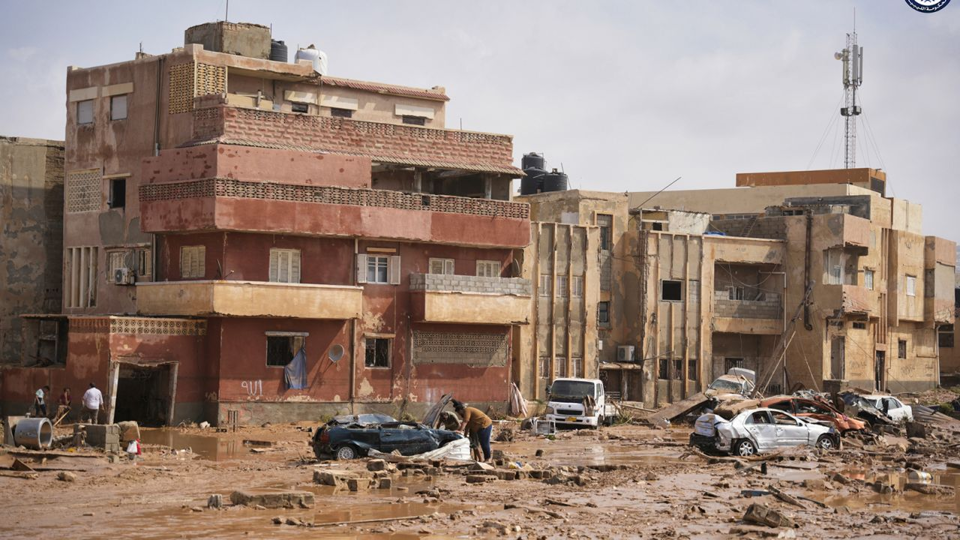 &Ocirc; t&ocirc; v&agrave; đống đổ n&aacute;t tr&ecirc;n đường phố ở Derna, Libya, ng&agrave;y 11/9/2023.&nbsp;Ảnh:&nbsp;Aljazeera