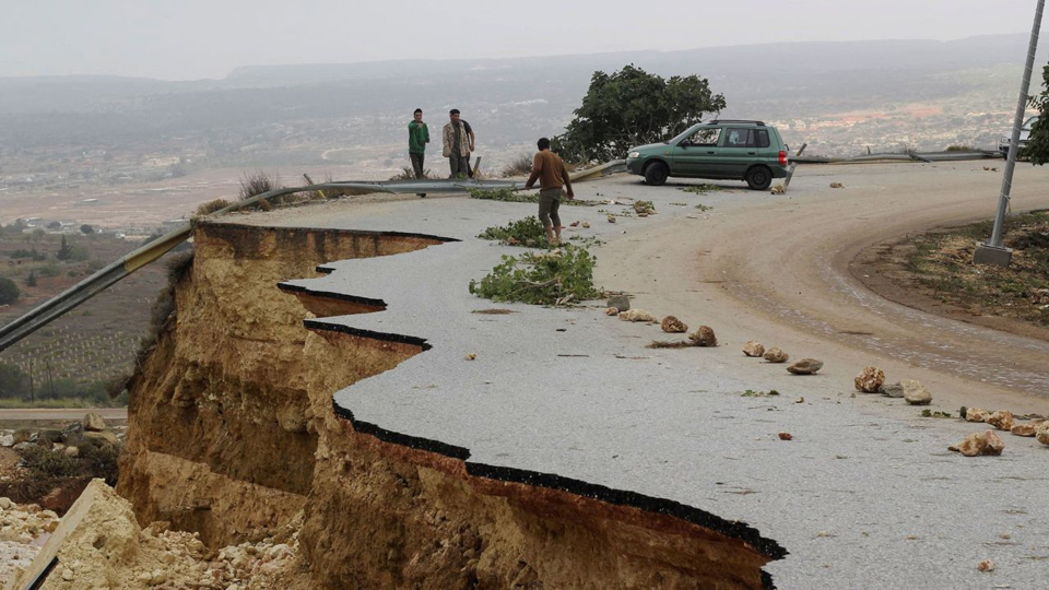 Một con đường bị hư hỏng sau b&atilde;o tại TP Shahhat, Libya. Ảnh CNN