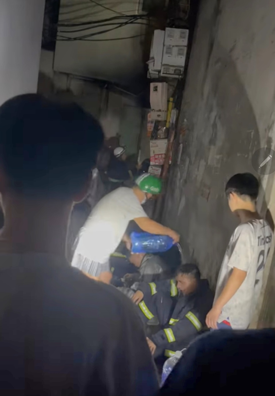 Xúc động hình ảnh lính cứu hỏa trắng đêm chữa cháy chung cư ở Thanh Xuân - Ảnh 10