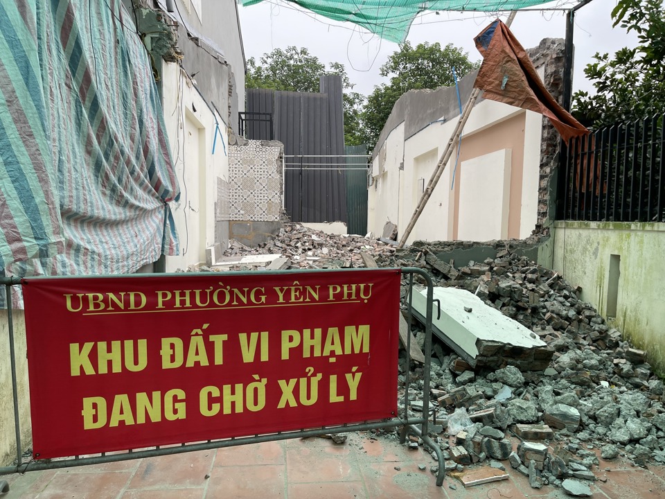 Việc xử l&yacute; 5 c&ocirc;ng tr&igrave;nh&nbsp;sử dụng đất đ&ecirc; để x&acirc;y dựng nh&agrave; tr&aacute;i ph&eacute;p l&agrave; một trong những nhiệm vụ kh&oacute; được Chủ tịch UBND phường Y&ecirc;n Phụ đăng k&yacute; thực hiện.