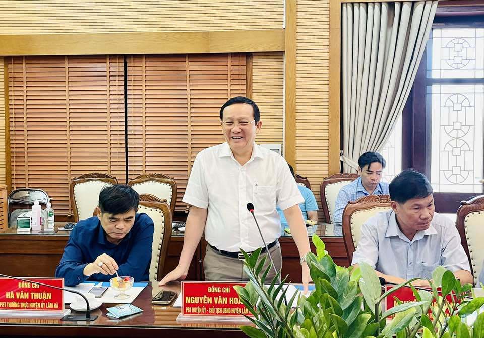 Chủ tịch UBND huyện L&acirc;m H&agrave; Nguyễn Văn Ho&agrave;ng ph&aacute;t bi&ecirc;u tại buổi l&agrave;m việc.