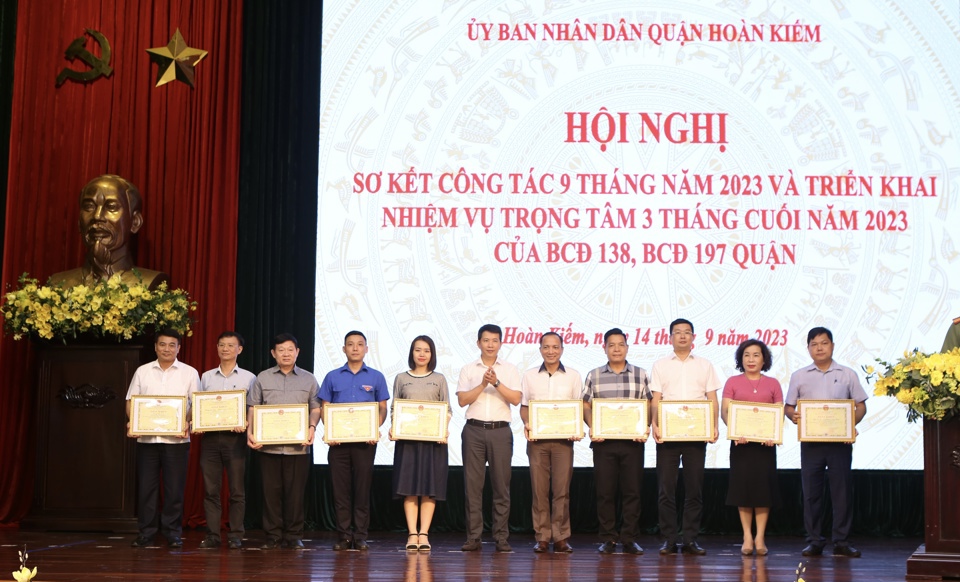 Chủ tịch UBND quận Ho&agrave;n Kiếm Phạm Tuấn Long trao bằng khen cho c&aacute;c tập thể.
