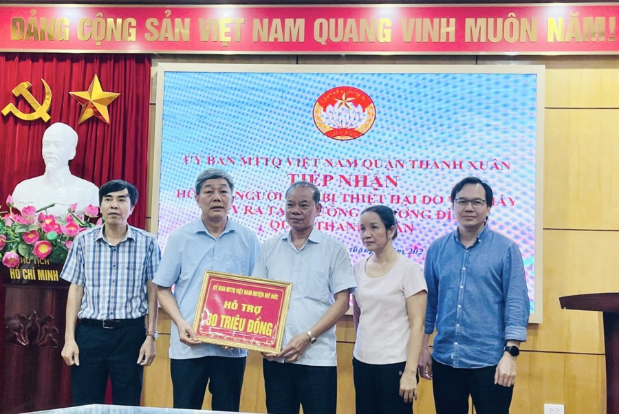 Đến nay, Uỷ ban MTTQ quận Thanh Xu&acirc;n đ&atilde; nhận được 4 đơn vị gồm c&aacute;c quận, huyện: T&acirc;y Hồ, Mỹ Đức, Gia L&acirc;m v&agrave; một doanh nghiệp ủng hộ cho nạn nhận vụ ch&aacute;y với tổng số tiền 300 triệu đồng