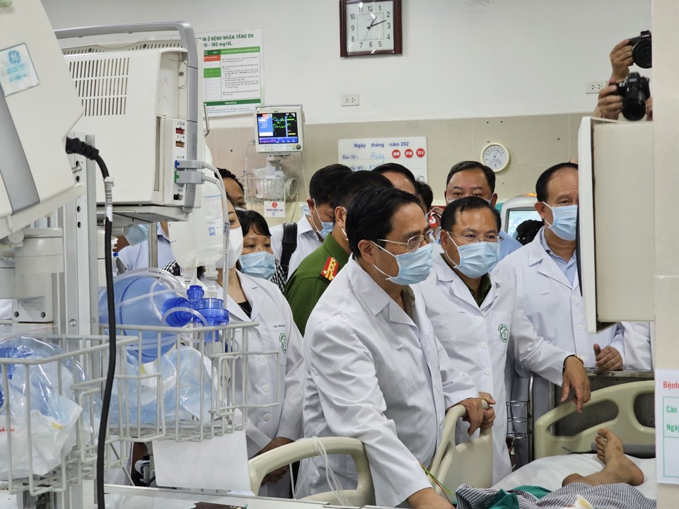 Thủ tướng thăm bệnh nh&acirc;n tại Bệnh viện Bạch Mai