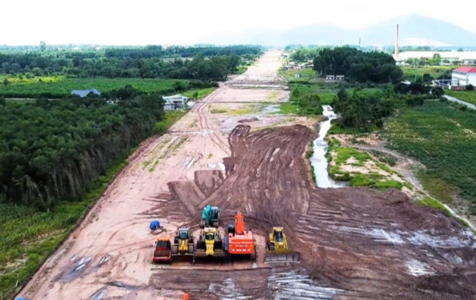 C&ocirc;ng tr&igrave;nh x&acirc;y dựng cao tốc Bi&ecirc;n H&ograve;a - Vũng T&agrave;u, đoạn qua tỉnh B&agrave; Rịa - Vũng T&agrave;u đang được thi c&ocirc;ng.&nbsp;