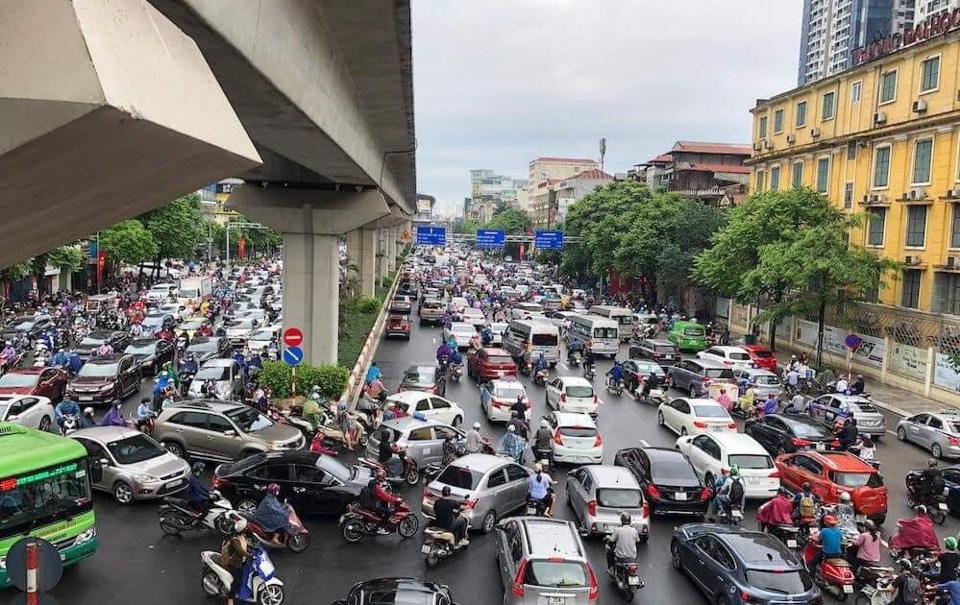 Tuyến Hồ T&ugrave;ng Mậu- Xu&acirc;n Thủy &ugrave;n tắc k&eacute;o d&agrave;i.