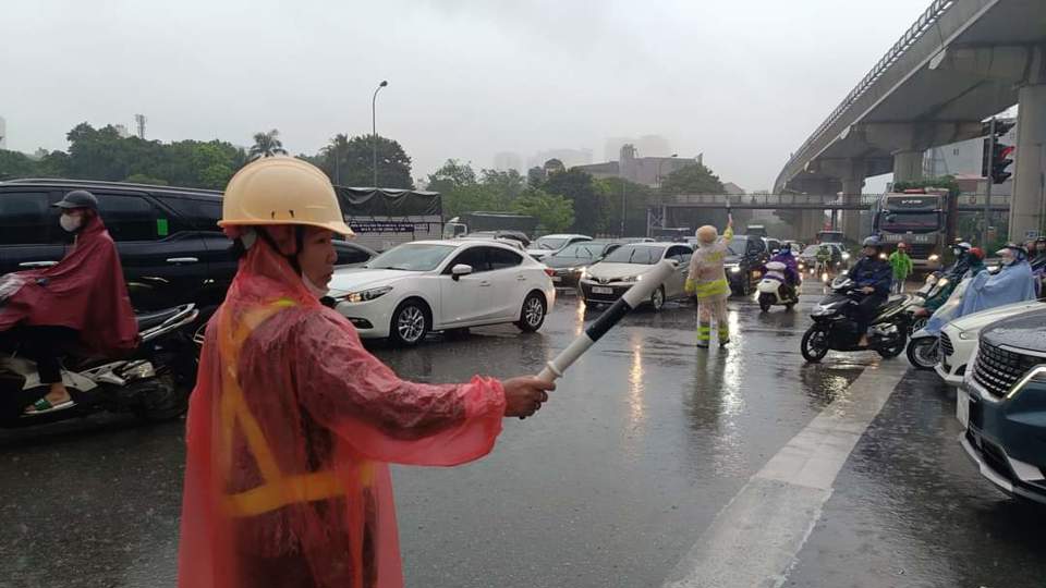 Mưa lớn, Hà Nội ùn tắc trên nhiều tuyến đường - Ảnh 2