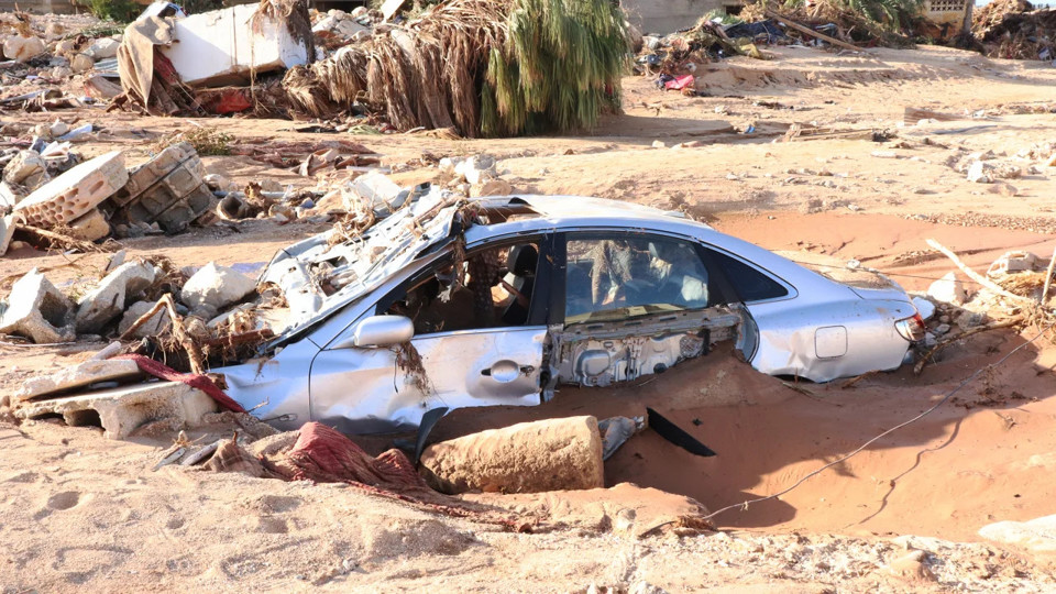 Một chiếc xe mắc kẹt trong đống đổ n&aacute;t tại Derna sau si&ecirc;u b&atilde;o Daniel. Nguồn: CNN