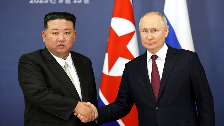 Tổng thống Nga Putin&nbsp; (phải) bắt tay Chủ tịch Triều Ti&ecirc;n Kim Jong-un. Ảnh: Điện Kremlin