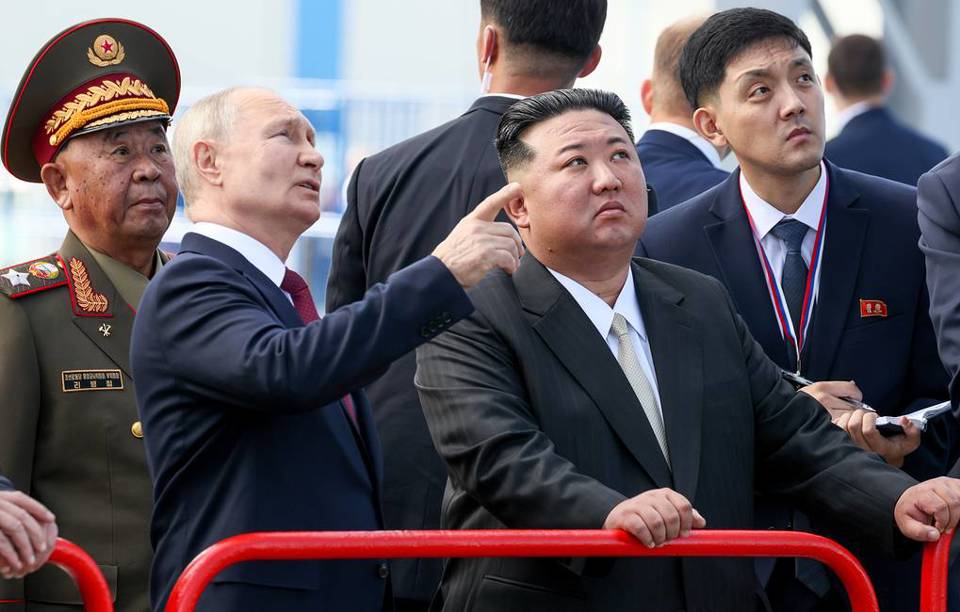 Tổng thống Nga Vladimir Putin (tr&aacute;i) v&agrave; nh&agrave; l&atilde;nh đạo Triều Ti&ecirc;n Kim Jong-un thăm s&acirc;n bay vũ trụ Vostochny, tỉnh Amur, v&ugrave;ng Viễn Đ&ocirc;ng (Nga) ng&agrave;y 13/9. Ảnh: RT