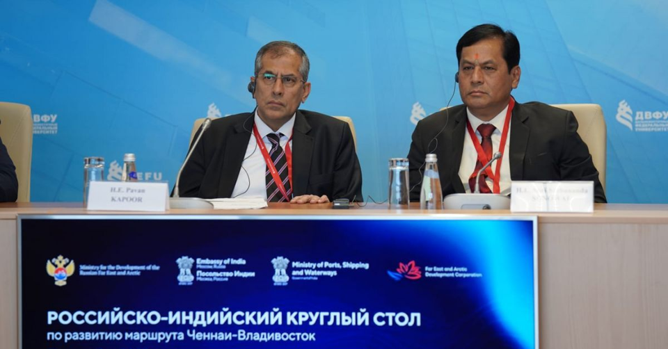 Đại sứ Ấn Độ tại Nga Pavan Kapoor v&agrave; Bộ trưởng Cảng, Vận tải v&agrave; Đường thủy Ấn Độ Ayush Sarbananda Sonowal tại Vladivostok, Nga. Ảnh: RT