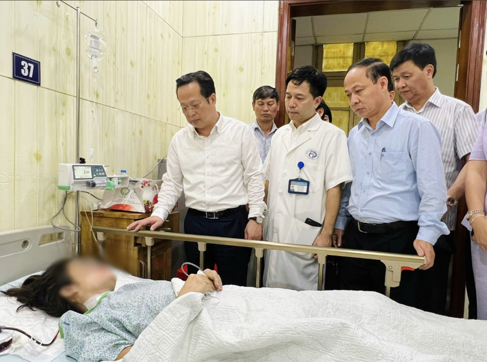 Giám đốc Sở GD&ĐT Hà Nội Trần Thế Cương cùng đại diện ngành giáo dục thăm hỏi cô T.T.T.H đang điều trị tại bệnh viện