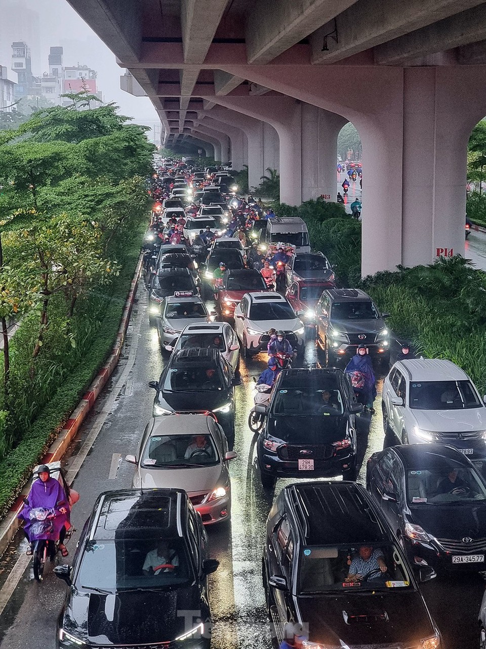 Đường Phạm Văn Đồng giao cắt với đường Ho&agrave;ng Quốc Việt. Ảnh: Tiền Phong