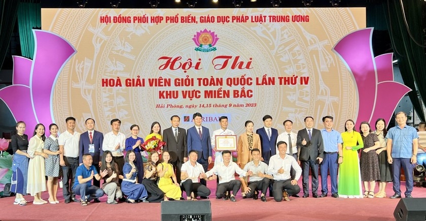 C&aacute;c đội thi chụp ảnh lưu niệm với l&atilde;nh đạo Bộ Tư Ph&aacute;p, l&atilde;nh đạo TP Hải Ph&ograve;ng.