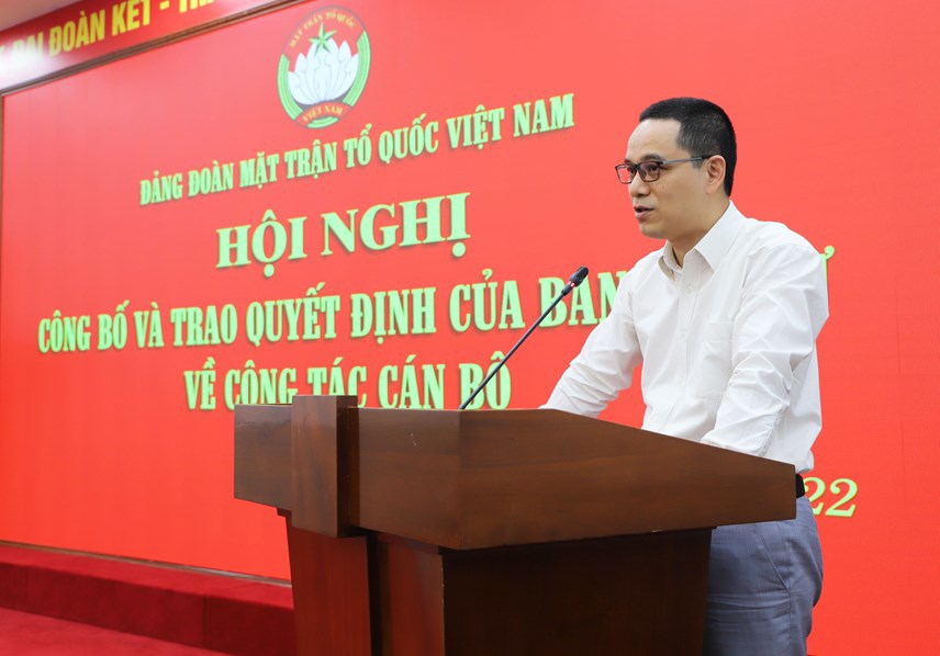 T&acirc;n Ph&oacute; Chủ tịch Viện H&agrave;n l&acirc;m Khoa học X&atilde; hội Việt Nam Tạ Minh Tuấn.