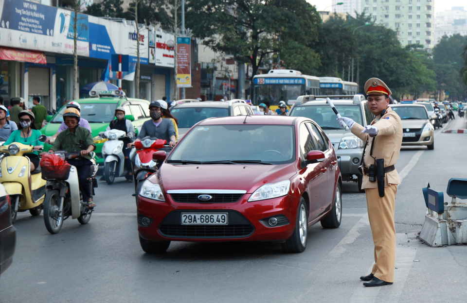 Cảnh sát giao thông làm nhiệm vụ trên đường Nguyễn Chí Thanh, Hà Nội. Ảnh: Phạm Hùng