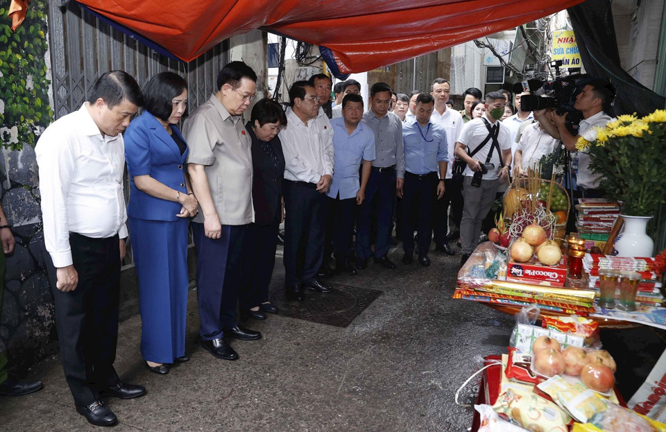 Chủ tịch Quốc hội c&ugrave;ng Đo&agrave;n c&ocirc;ng t&aacute;c của Quốc hội tưởng niệm 56 nạn nh&acirc;n trong vụ hoả hoạn tại Thanh Xu&acirc;n