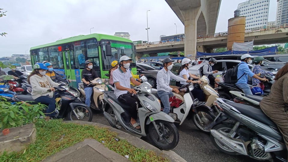 Đường phố Hà Nội ùn tắc, dân công sở chật vật tìm đường đến cơ quan - Ảnh 1