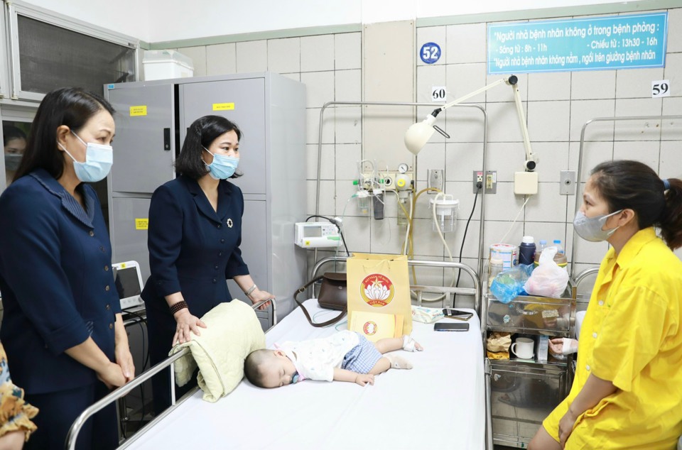 Phó Bí thư Thường trực Thành ủy Nguyễn Thị Tuyến cùng đoàn thăm hỏi các nạn nhân đang điều trị tại Khoa Nhi - Bệnh viện Bạch Mai. Ảnh: Phạm Hùng