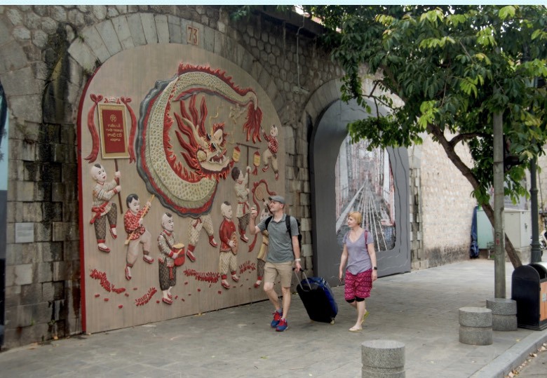 Phố Phùng Hưng được hồi sinh khi chính quyền và Nhân dân quận Hoàn Kiếm thực hiện cải tạo môi trường, tạo nên một không gian văn hóa nghệ thuật. Ảnh: Thu Cúc