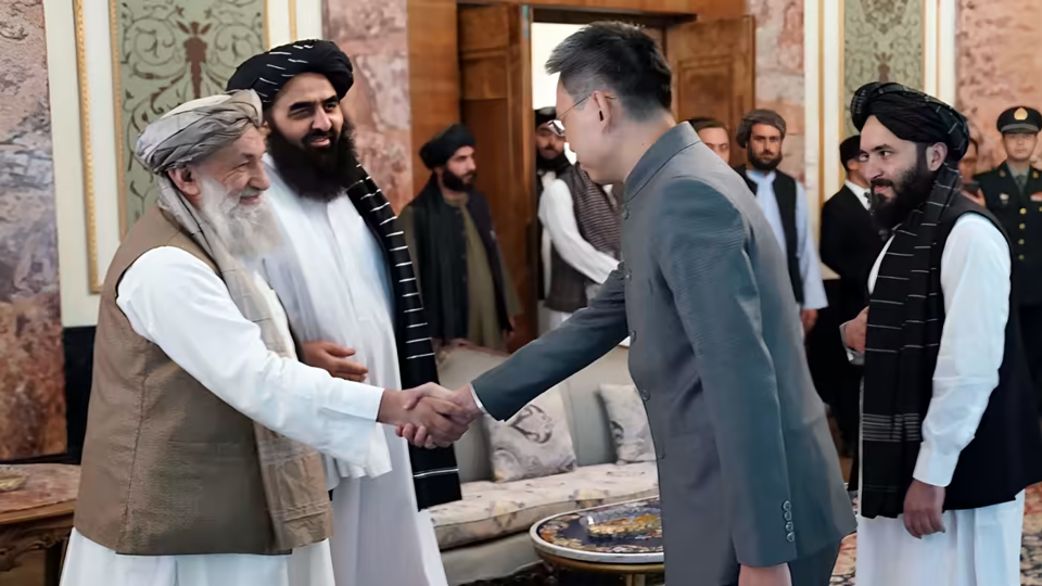 Zhao Sheng, đại sứ mới của Trung Quốc tại Afghanistan, v&agrave;Thủ tướng Taliban Mohammad Hasan Akhund, tại Kabul. Nguồn: Nikkei Asia