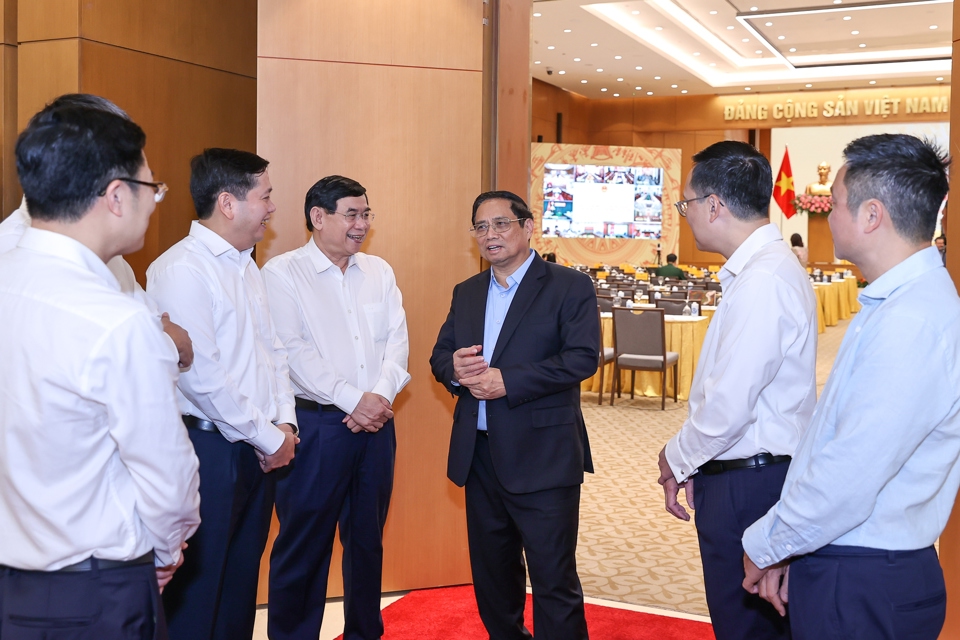 Thủ tướng Phạm Minh Chính trao đổi với các đại biểu dự hội nghị. Ảnh: Nhật Bắc