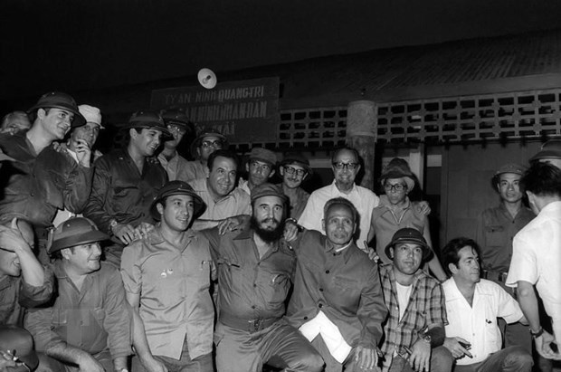 Chủ tịch&nbsp;Fidel Castro c&ugrave;ng Đo&agrave;n đại biểu Đảng v&agrave; Ch&iacute;nh phủ C&aacute;ch mạng Cuba chụp ảnh kỷ niệm b&ecirc;n đồn An ninh Nh&acirc;n d&acirc;n Bến Hải, địa cầu của miền Nam trong chuyến đến thăm v&ugrave;ng Giải ph&oacute;ng miền Nam Việt Nam, ng&agrave;y 15/9/1973. (Ảnh: TTXVN) &nbsp;