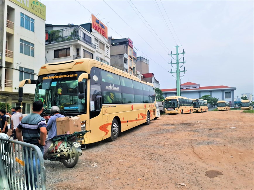 Đoạn dự &aacute;n từ phố Thi&ecirc;n Hiền đến đầu l&agrave;ng Đ&igrave;nh Th&ocirc;n cũng được r&agrave;o t&ocirc;n c&ograve;n trở th&agrave;nh nơi tập kết của nhiều chiếc xe kh&aacute;ch c&oacute; l&ocirc; g&ocirc; Hưng Long c&ugrave;ng với h&agrave;ng h&oacute;a.&nbsp;