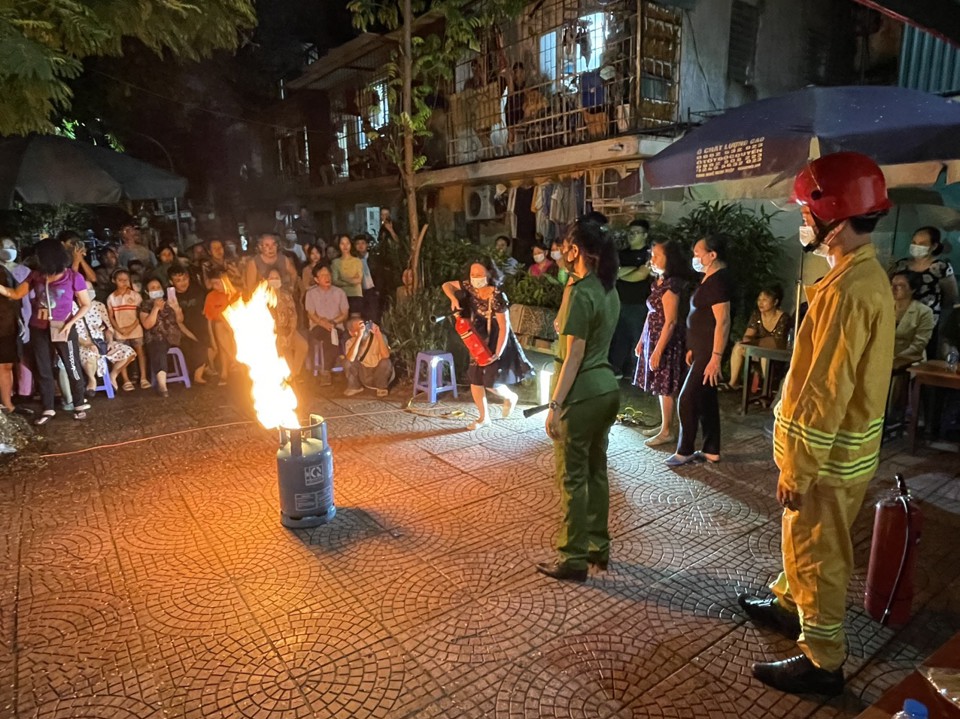 Tổ li&ecirc;n gia an to&agrave;n PCCC phường Thịnh Quang tham gia&nbsp;thực tập phương &aacute;n PCCC &amp; CNCH.