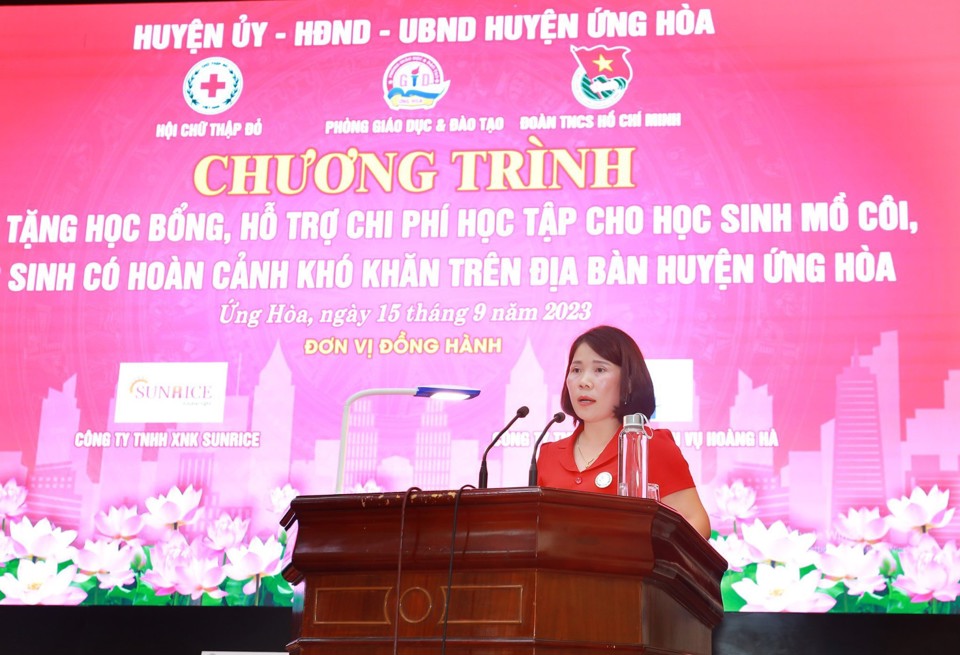 Chủ tịch Hội chữ thập đỏ huyện Ứng Ho&agrave; Nghi&ecirc;m Thị Thu Trang ph&aacute;t biểu tại chương tr&igrave;nh.
