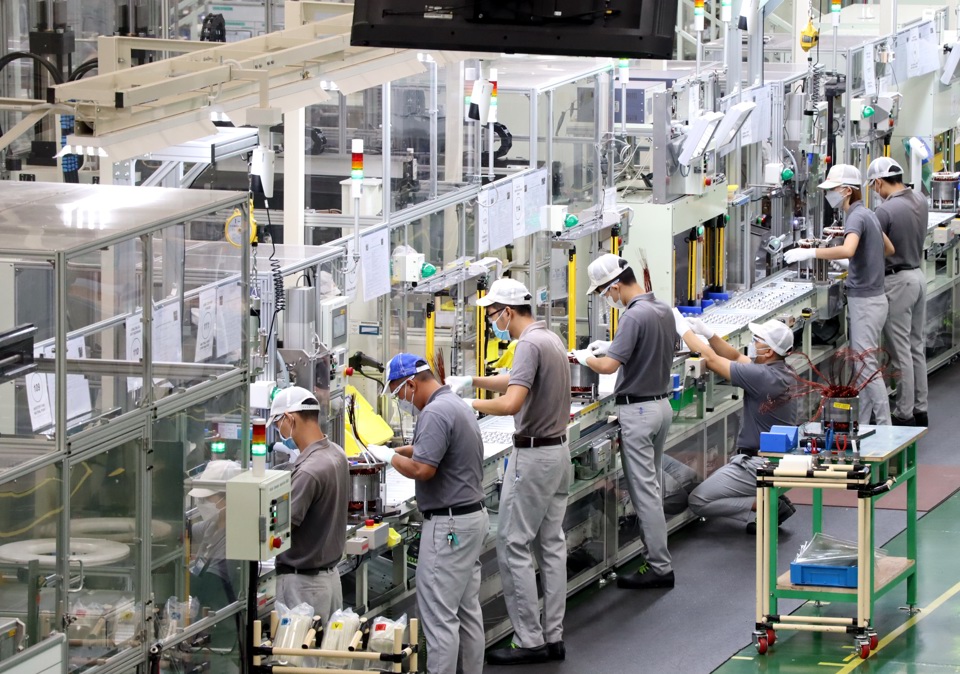ドンナイのアマタ工業団地にある東芝アジア電動モーター工場の生産ラインに立つ労働者。 写真: グエン・ズオン