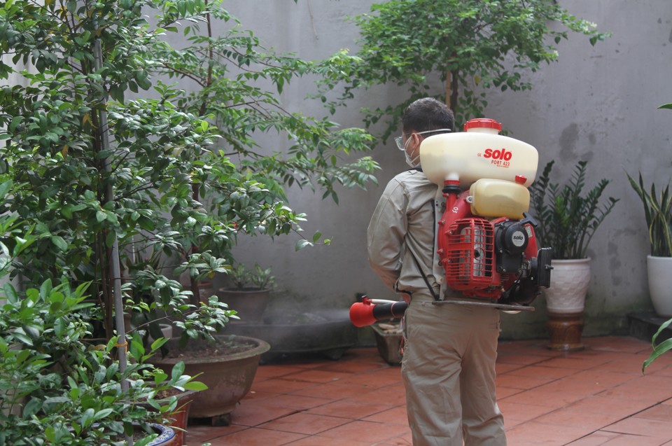 Lực lượng chức năng tổ chức phun thuốc diệt muỗi tại những khu vực c&oacute; nguy cơ cao về dịch sốt xuất huyết.