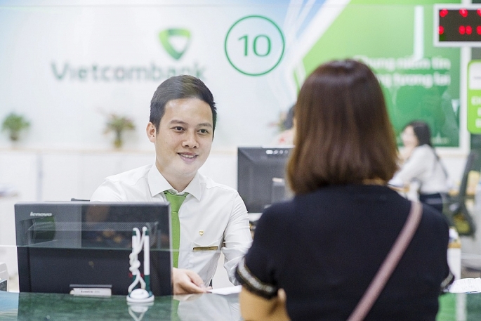 L&atilde;i suất tiền gửi giảm nhanh, DN đợi l&atilde;i suất tiền vay giảm. Ảnh: Vietcombank