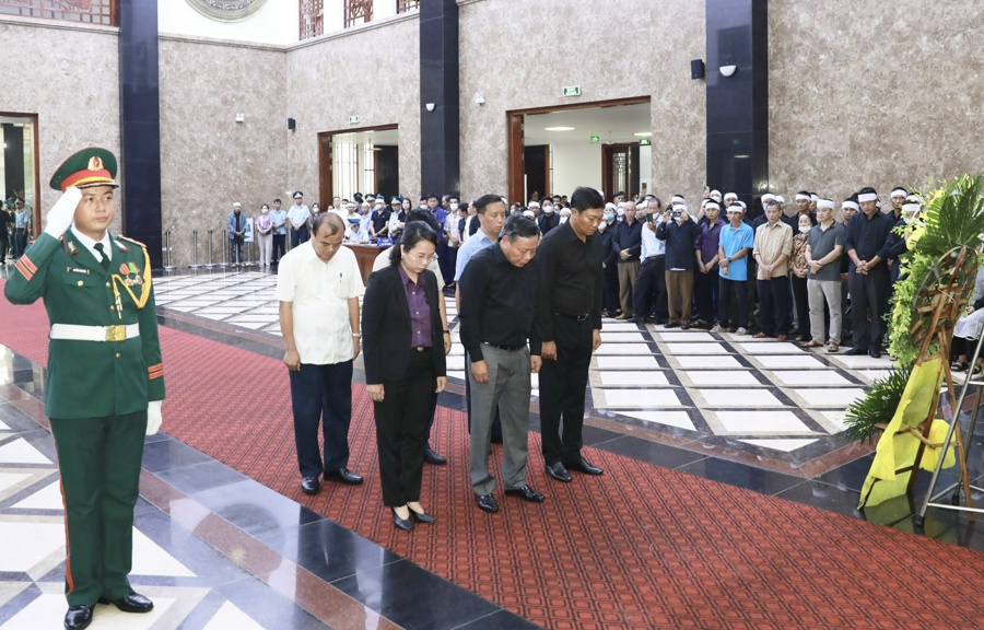 Ph&oacute; B&iacute; thư Th&agrave;nh uỷ H&agrave; Nội Nguyễn Văn Phong v&agrave; l&atilde;nh đạo TP tưởng niệm nạn nh&acirc;n tử vong trong vụ ch&aacute;y chung cư mini v&agrave; chia sẻ với những mất m&aacute;t, đau thương của c&aacute;c gia đ&igrave;nh