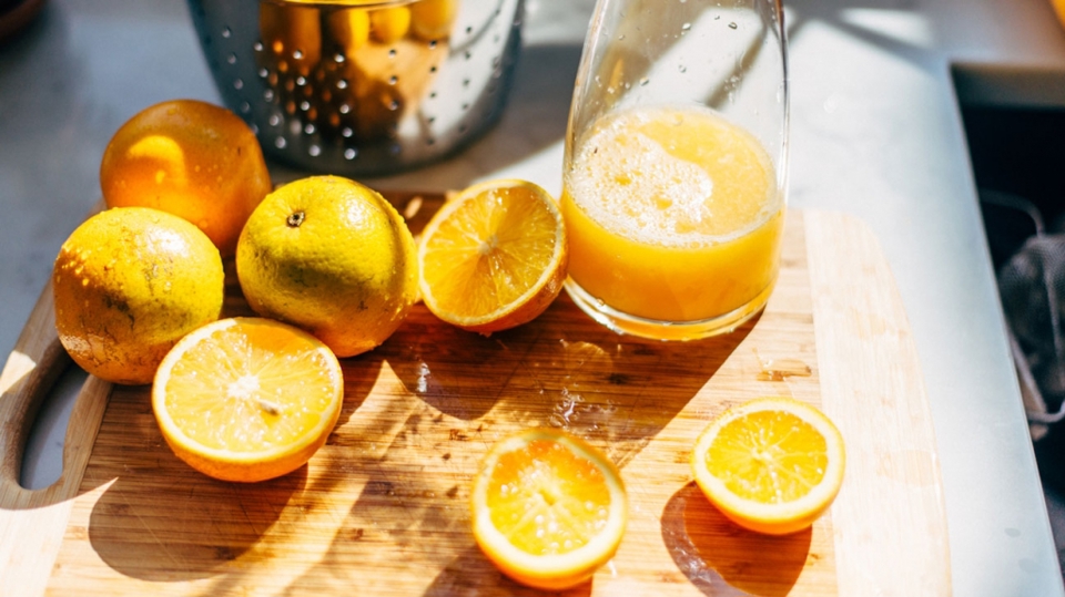 Nước cam c&oacute; nhiều vitamin C v&agrave; kali, gi&uacute;p bảo vệ tế b&agrave;o gan khỏi độc tố. Ảnh: Healthline