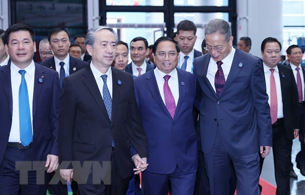 Thủ tướng Phạm Minh Ch&iacute;nh đến tham quan khu gian h&agrave;ng thương mại Việt Nam. (Ảnh: Dương Giang/TTXVN) &nbsp;