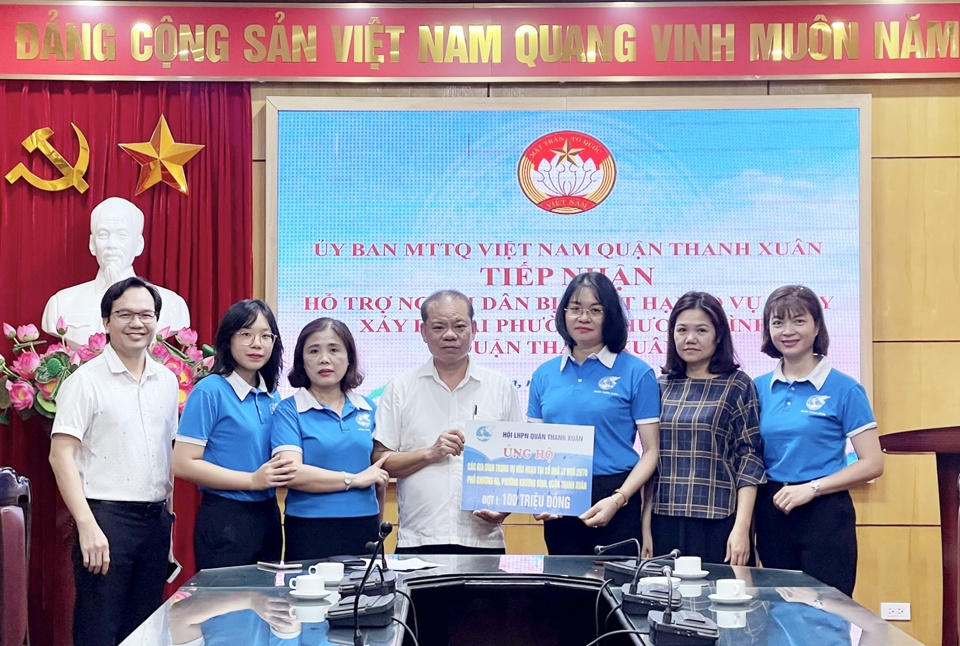 Hội LHPN quận Thanh Xu&acirc;n trao hỗ trợ c&aacute;c nạn nh&acirc;n