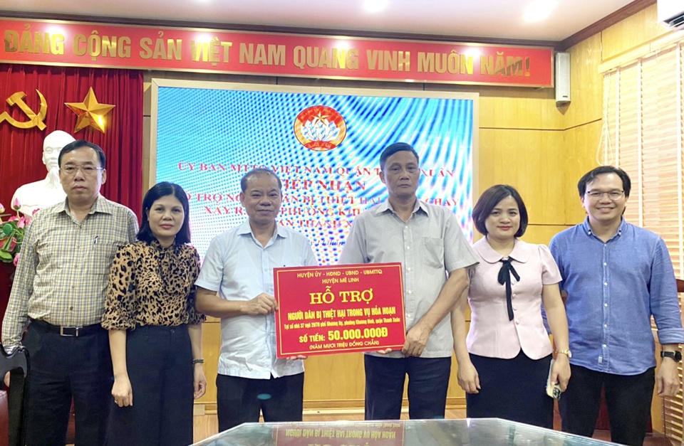 Huyện uỷ, HĐND, UBND, Ủy ban MTTQ huyện M&ecirc; Linh trao hỗ trợ c&aacute;c nạn nh&acirc;n