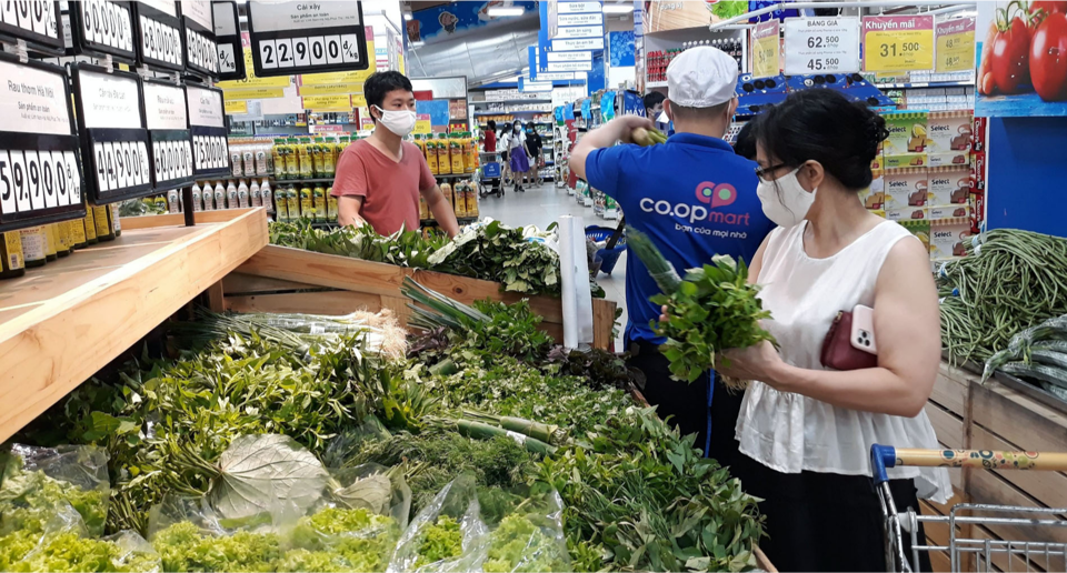 Người ti&ecirc;u d&ugrave;ng mua h&agrave;ng khuyến mại giảm gi&aacute; tại si&ecirc;u thị Co.op Mart H&agrave; Đ&ocirc;ng. Ảnh: Ho&agrave;i Nam